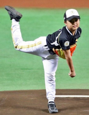 細川愛倫弟始球式