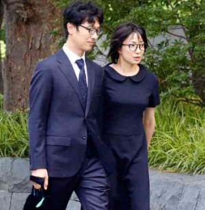 菅野美穂と堺雅人子供の小学校見学