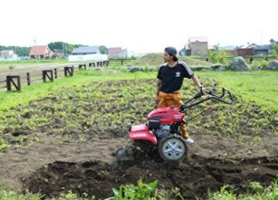 國母和宏農業する写真