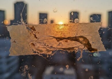 窓ガラスに残ったガムテープ見出し