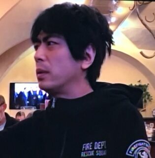 関口知宏・寝癖がついたままロケをする写真
