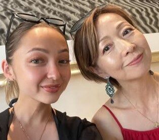 倉沢淳美娘ケイナ親子画像