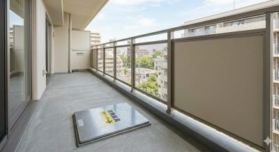 マンションベランダ避難ハッチと隔て板